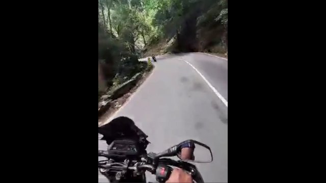 Skała spadająca ze wzgórza trafiła prosto w motocyklistę