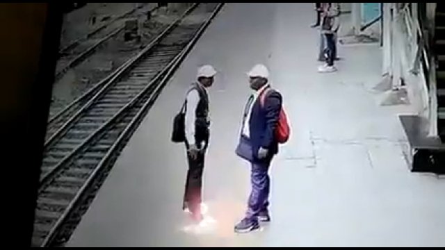 Mężczyzna został porażony spadającą linią energetyczną na peronie kolejowym w Indiach