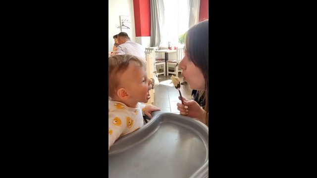 Dziecko po raz pierwszy w życiu próbuje pierogów