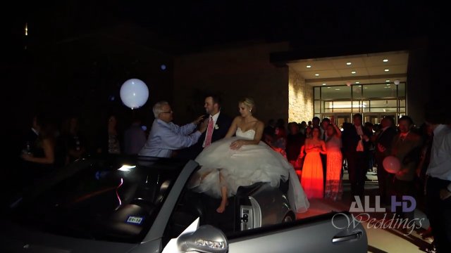 Para młoda efektownie żegna się z gośćmi podczas opuszczania wesela