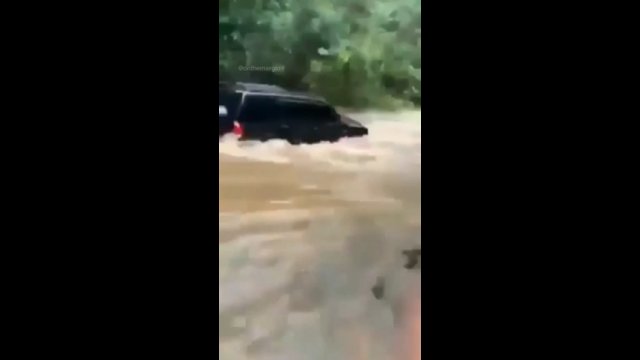 Facet myślał, że jeśli ma SUV'a to bez problemu przejedzie przez rwącą wodę