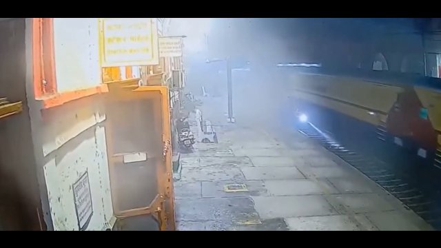 Pracownik szedł po torach i nie zauważył pociągu. Miał szczęście, że przeżył