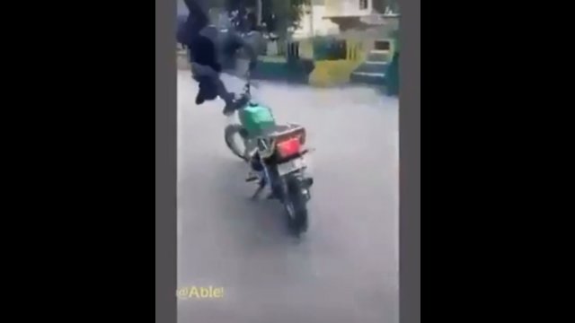 Takiego sposobu zsiadania z motocykla jeszcze nie widziałeś