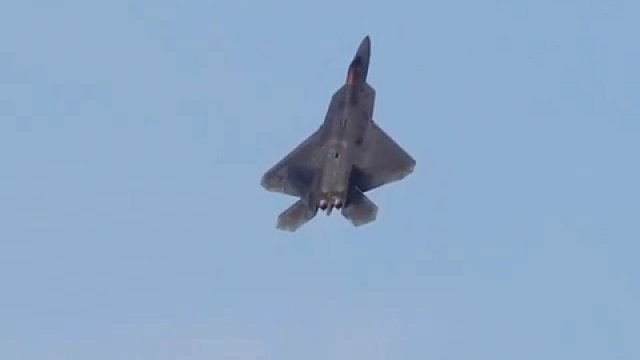 Wygląda to jak gra wideo, ale jest to rzeczywisty materiał z lotu F-22