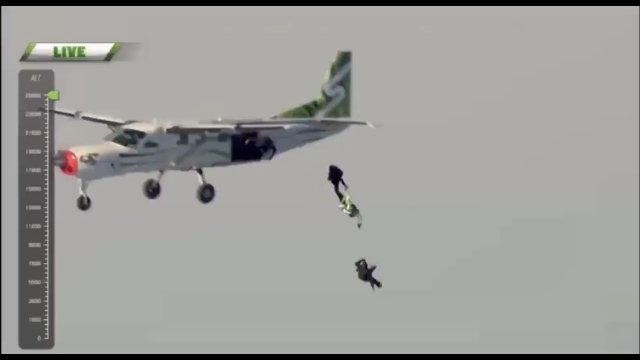 Wyskoczył z samolotu z wysokości 7620 metrów bez spadochronu i... przeżył!