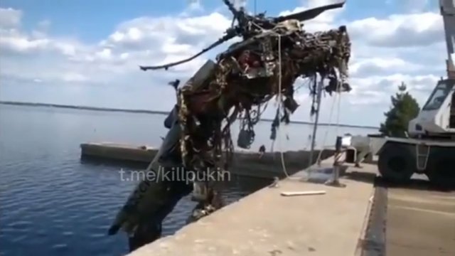 Wrak zestrzelonego rosyjskiego helikoptera wydobyty z Dniepru.