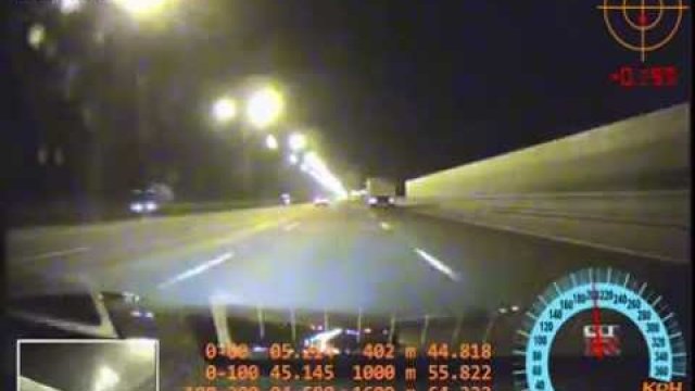 Jechał autostradą 327 km/h i pękła przednia opona: błotnik rozerwało, ale kierowca nie spanikował