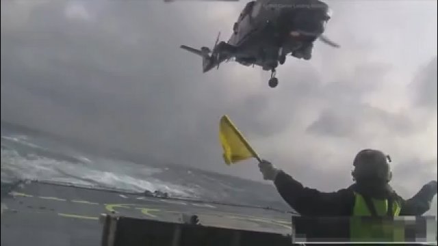 W jaki sposób helikoptery lądują na statkach podczas wzburzonego morza [WIDEO]