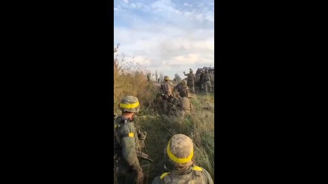 Rosyjski żołnierz mądrze poddaje się siłom ukraińskim podczas napiętej sytuacji na froncie