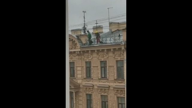 Pracownicy wzięli się za usuwanie „śniegu” z dachu
