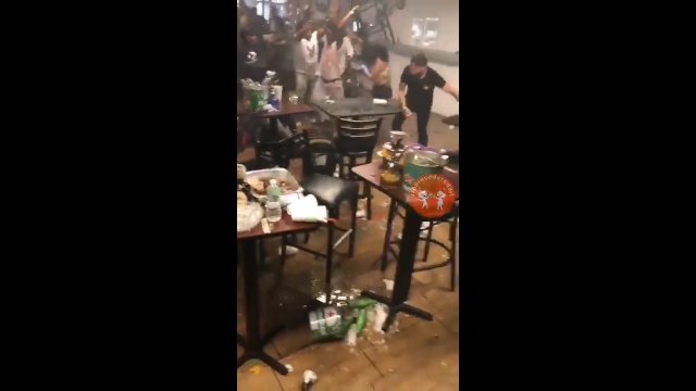 Bójka w barze zamieniła się w absolutny chaos