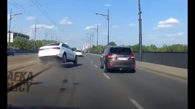 Warszawski „mistrz kierownicy” rozbija auto na moście