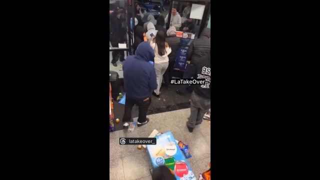 Napad w stylu "flash-mob". Kilkadziesiąt osób okradło sklep