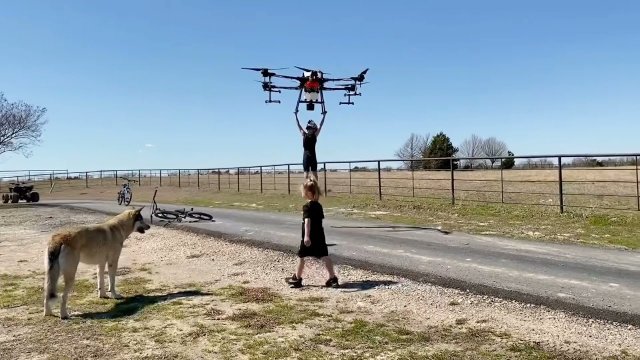 Co może pójść nie tak? Ojciec używa agrarnego drona aby podnieść dziecko