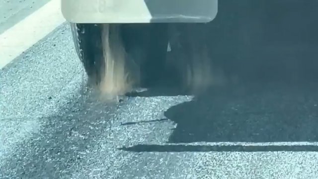 Topniejący asfalt na autostradzie niszczył opony ciężarówek