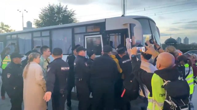 W Rosji trwają protesty mobilizacyjne, autobusy są ładowane kolejnymi aresztowaniami.