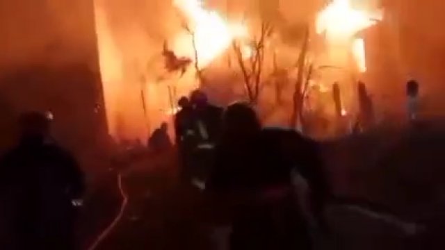 Strażacy próbują ugasić pożar po nalotach wojsk rosyjskich na bazę