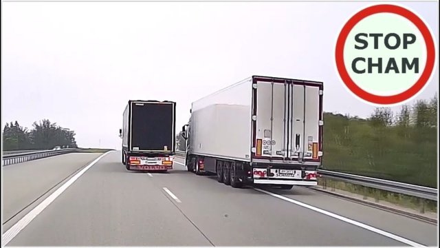 Wyprzedzanie ciężarówek na autostradzie - spychanie z drogi