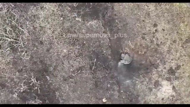 Ukraiński dron zrzucił ładunek wybuchowy na kolano rosyjskiego żołnierza