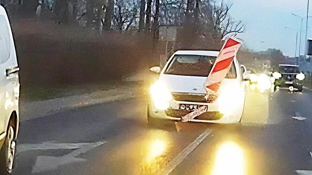Tor przeszkód dla kierowców na drodze w Łodzi