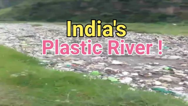 Indyjska rzeka zaśmiecona przez jej mieszkańców. Fala śmieci i plastiku zatruwa wodę