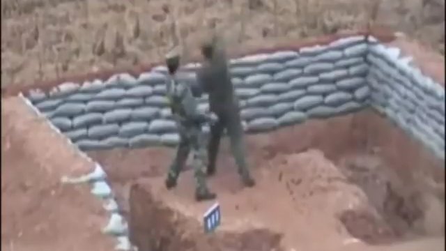 Żołnierz wyrzuca granat spada, który spada z powrotem do dołu