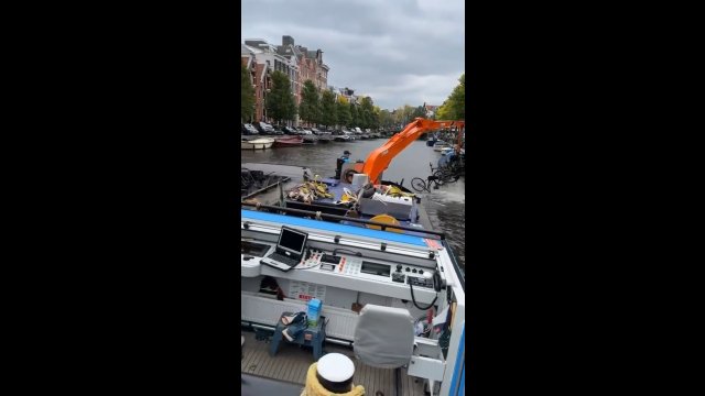 Czyszczenie kanału w Amsterdamie. Nie uwierzysz, ile jest tam rowerów
