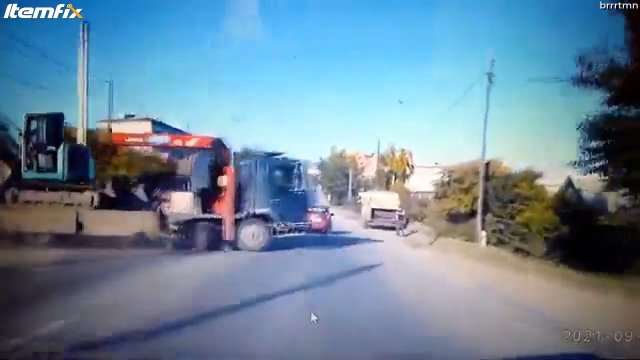 Mężczyzna próbował złapać uciekającą mu ciężarówkę