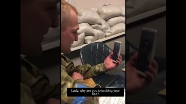 Ukraiński żołnierz dzwoni do dziewczyny zabitego przez siebie rosyjskiego żołnierza