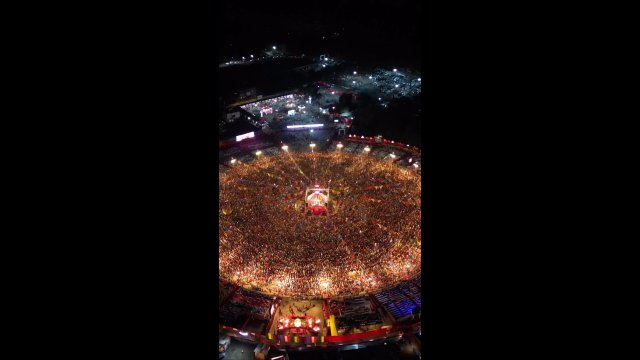 50 tys. osób tańczy razem podczas festiwalu religijnego w Indiach [WIDEO]