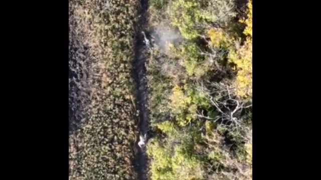 Rosyjski żołnierz zostaje trafiony przez zrzucony z drona materiał wybuchowy