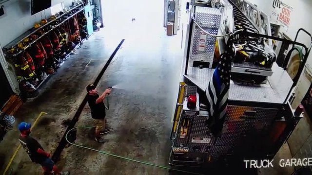 Efektowny wślizg psa do garażowej części remizy strażackiej