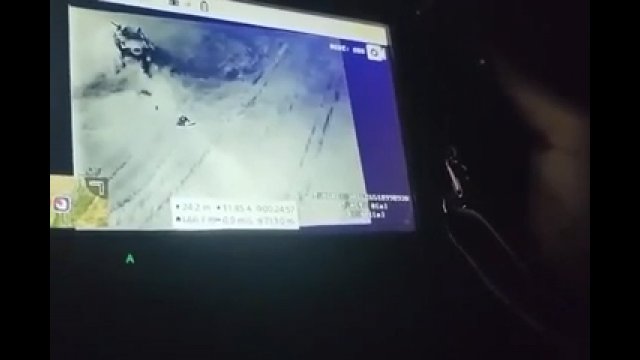 Nagranie z drona pokazujące rosyjskiego żołnierza trafionego przez snajpera