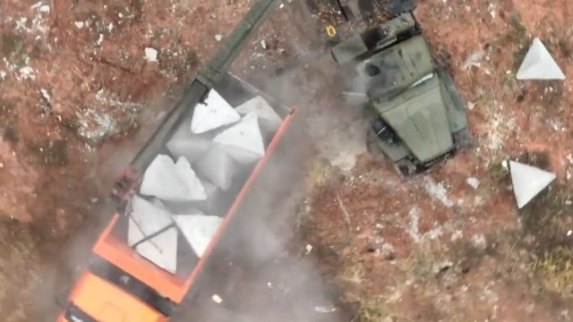 Rosjanie porzucili swój sprzęt i uciekli, gdy tylko zobaczyli drona nad swoimi głowami [WIDEO]