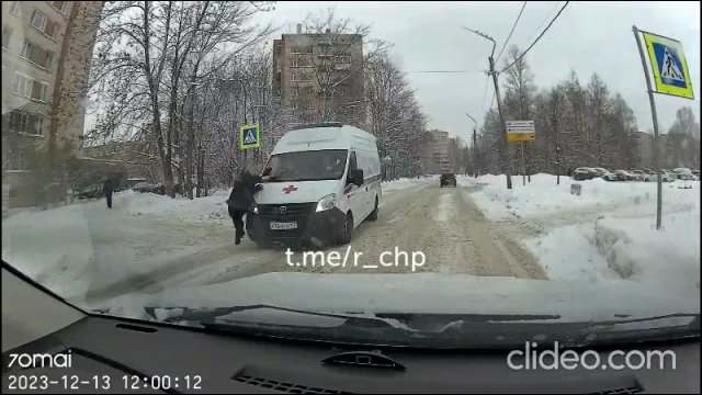 Rosyjska karetka vs. bezmyślny pieszy