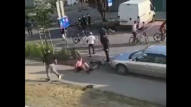 Sześciu migrantów pobiło Polaków w środku dnia. Aż strach wyjść na ulicę!