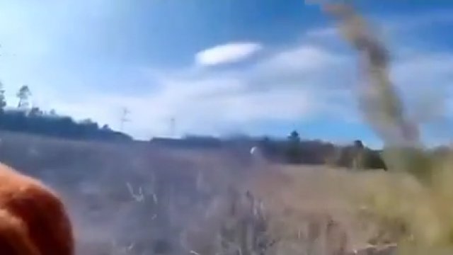 Żołnierz ukraiński niszczy rosyjski pojazd za pomocą NLAW