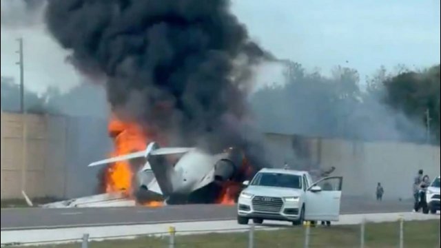 Samolot biznesowy rozbił się na autostradzie podczas awaryjnego lądowania na Florydzie [WIDEO]