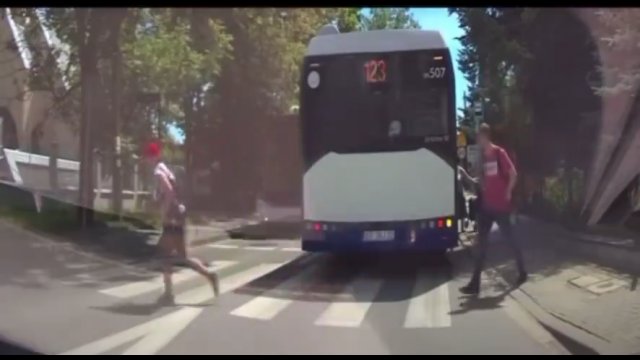 O włos od wypadku w Krakowie, w ostatniej chwili zauważyła autobus