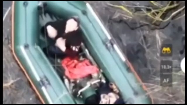 Dodatkowe nagranie pokazujące rosyjskiego żołnierza w pontonie.