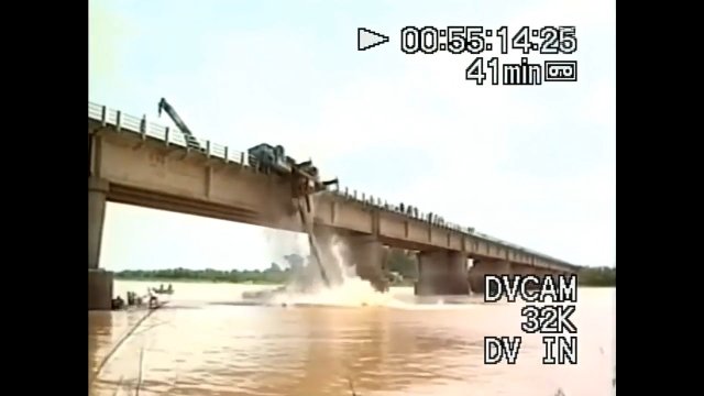 Autobus spadł z mostu do rzeki. Dźwig był za słaby i maszyna również skończyła w wodzie [WIDEO]