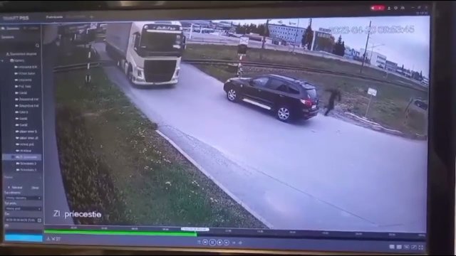 Wstrząsający film z wypadku na Słowacji. Groza na przejeździe kolejowym!