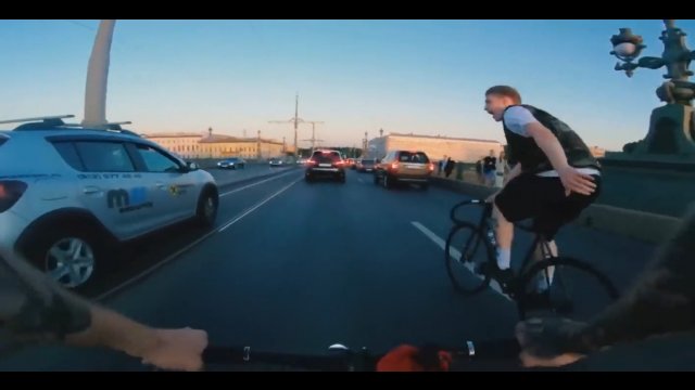 Wściekły rowerzysta napluł na samochód, po czym z impetem wjechał w tył innego auta