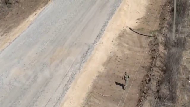 Ruski żołnierz zdradza pozycje swojej jednostki uciekając przed dronem