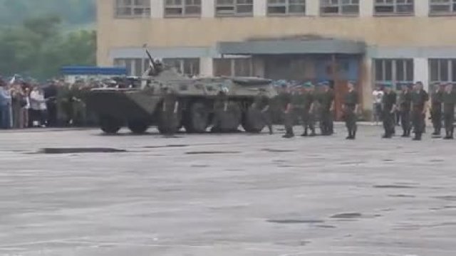 Pojazd opancerzony przypadkowo przejeżdża żołnierza podczas ceremonii wojskowej w Rosji.