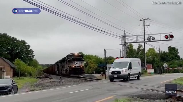 Busiarz wyłamał szlaban i zatrzymał się na torach. Cudem uniknął zderzenia [WIDEO]