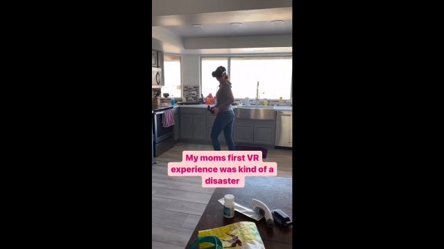 Mama i jej pierwszy raz z okularmi VR. To było bolesne doświadczenie [WIDEO]