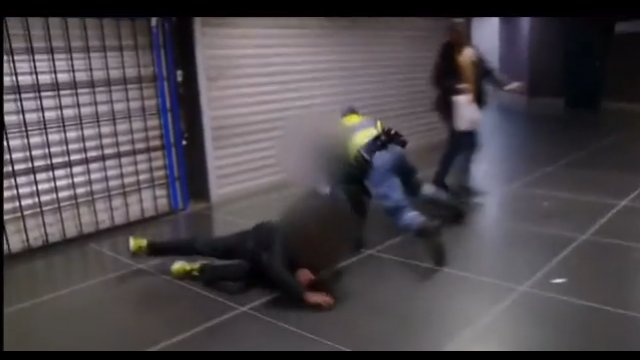 Szwedzki ochroniarz w pojedynkę pokonuje dwóch facetów