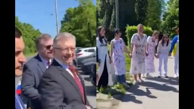Ambasador Rosji przyjechał złożyć kwiaty. „Przywitały” go Ukrainki [WIDEO]
