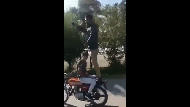 Próbował zrobić selfie stojąc na jadącym motocyklu.